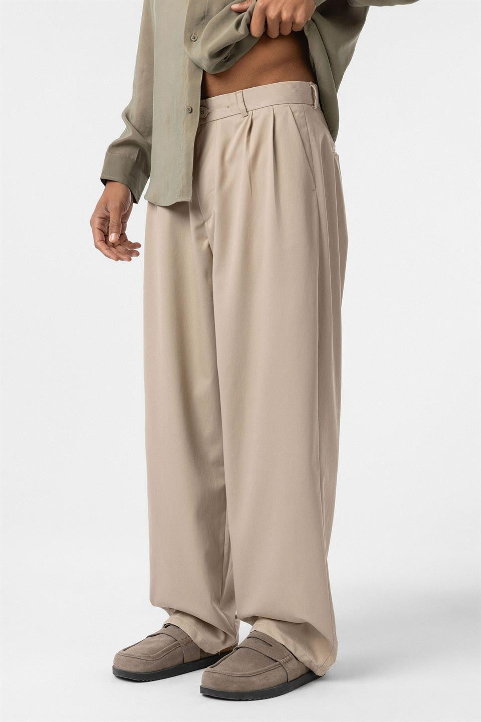 Baggy-Fit Pleated Pants