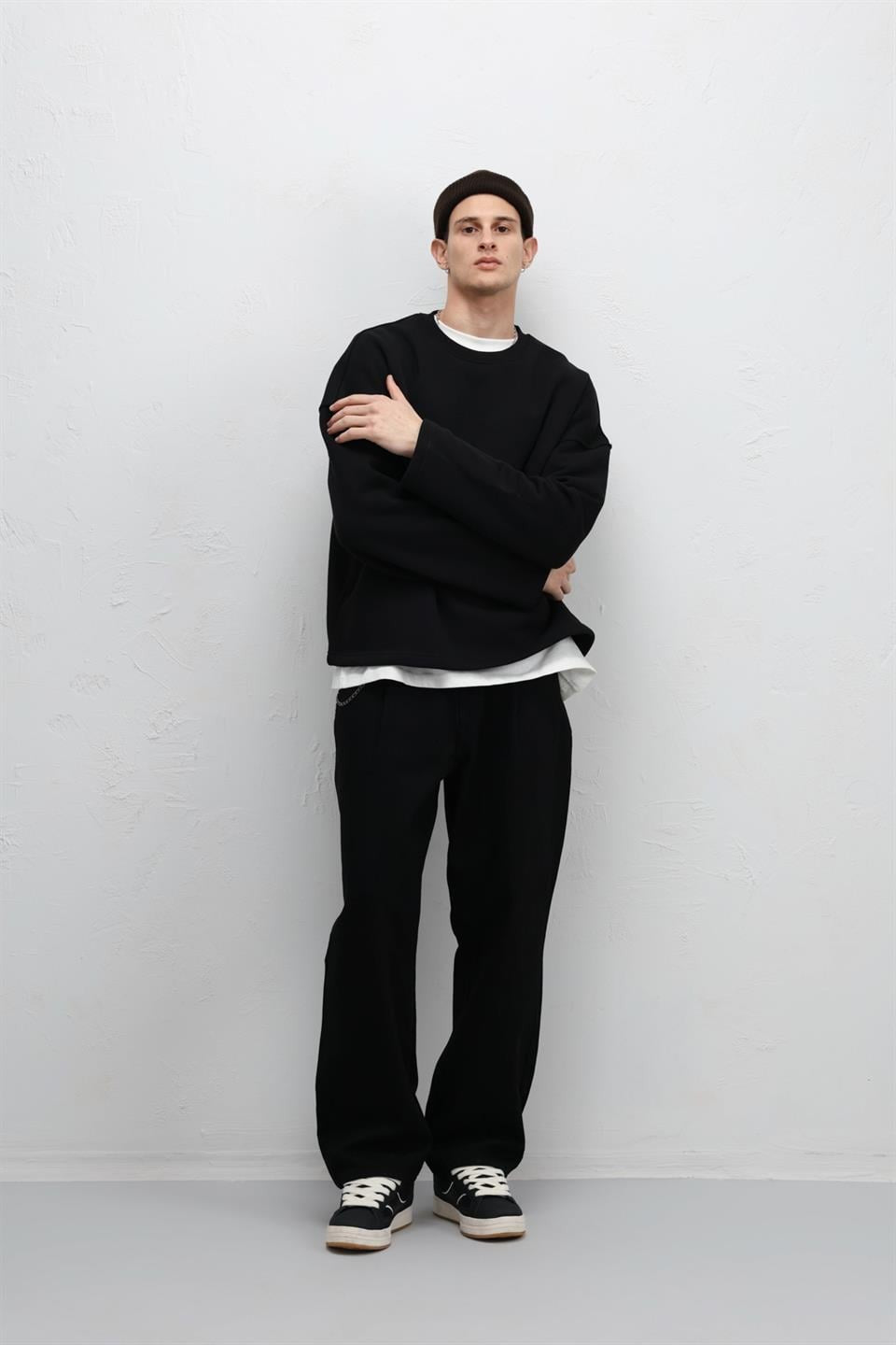 Pleated Baggy Jeans with Chain Accents