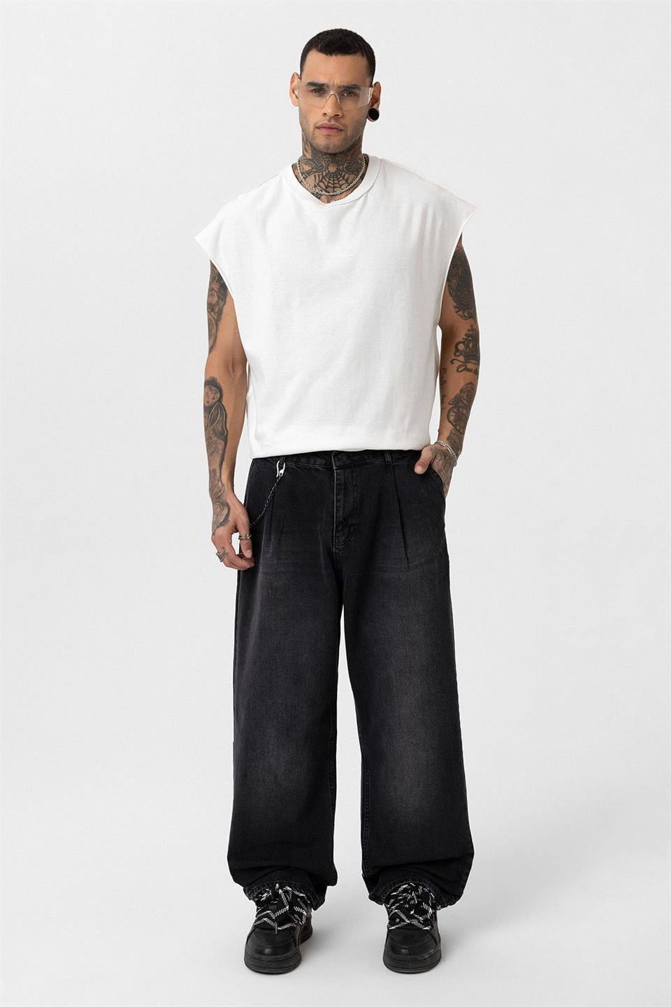 Pleated Baggy Jeans with Chain Accents
