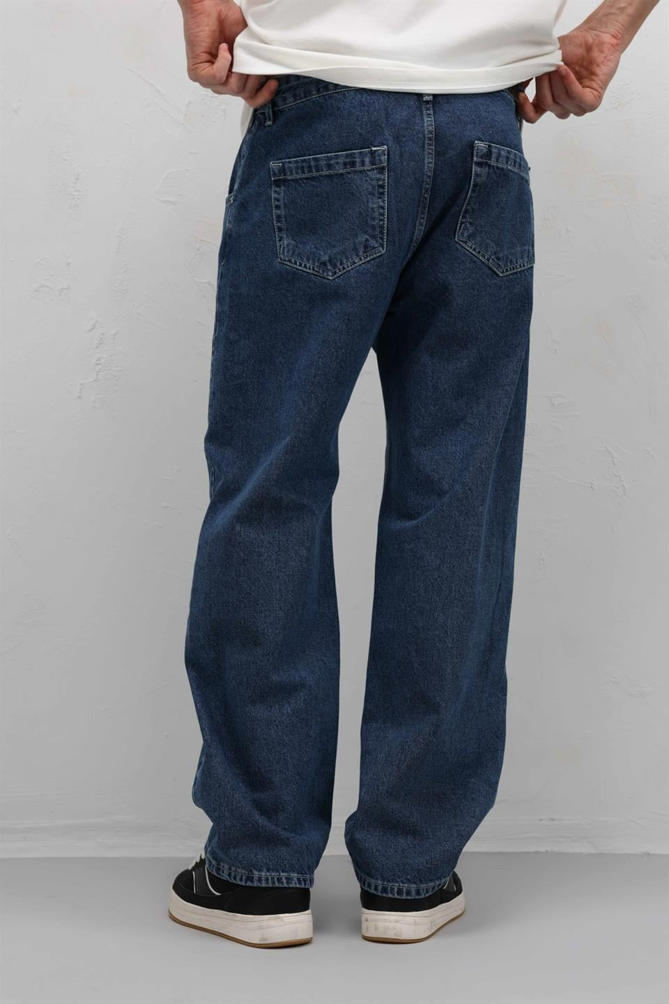 Stitched-Detail Relaxed-Fit Jeans
