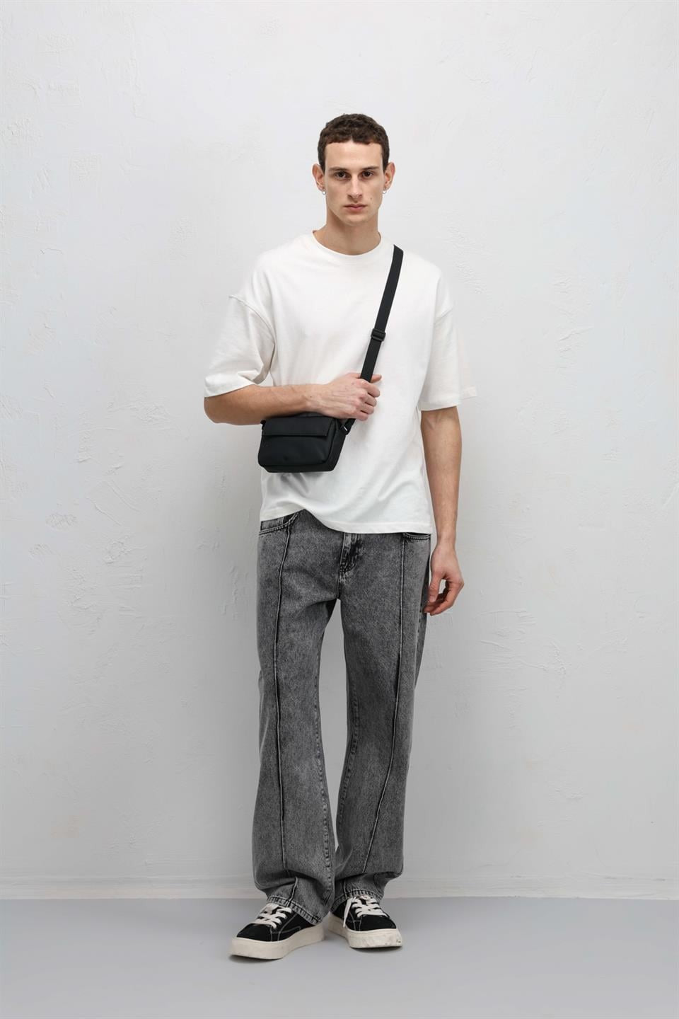 Stitched-Detail Relaxed-Fit Jeans