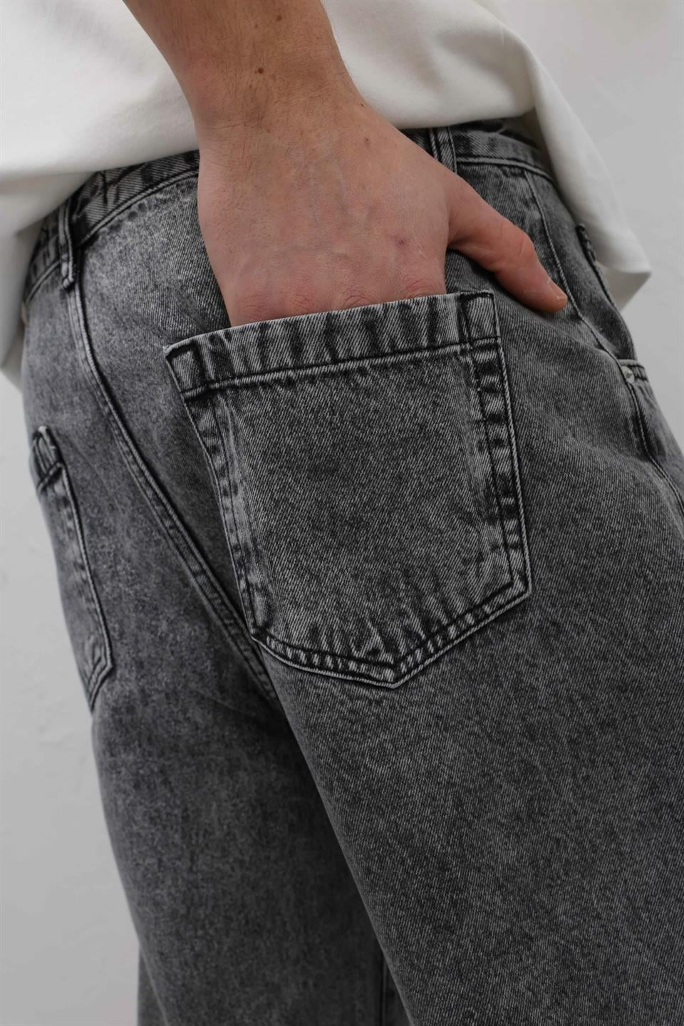 Stitched-Detail Relaxed-Fit Jeans