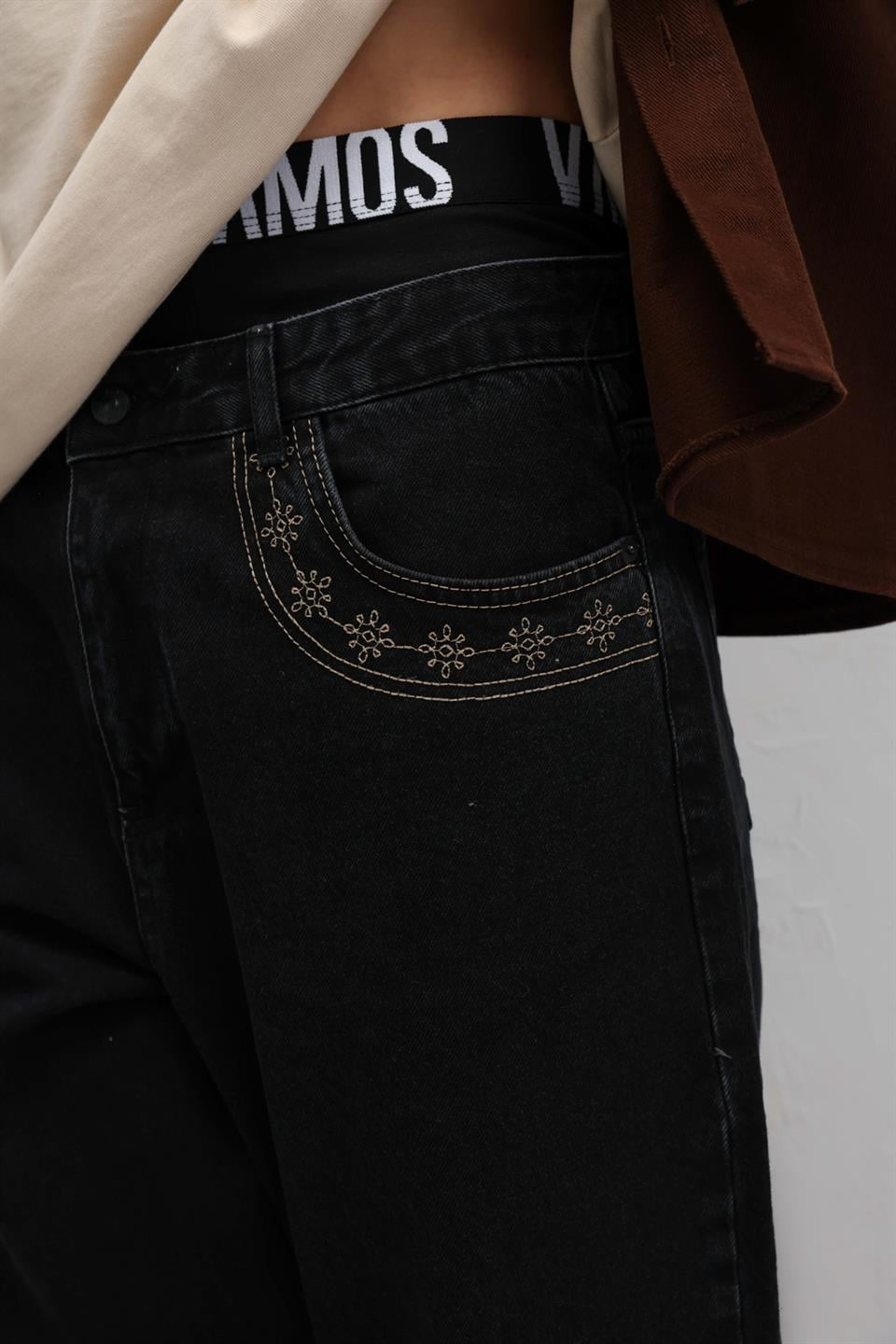 Relaxed-Fit Jeans with Pocket Details