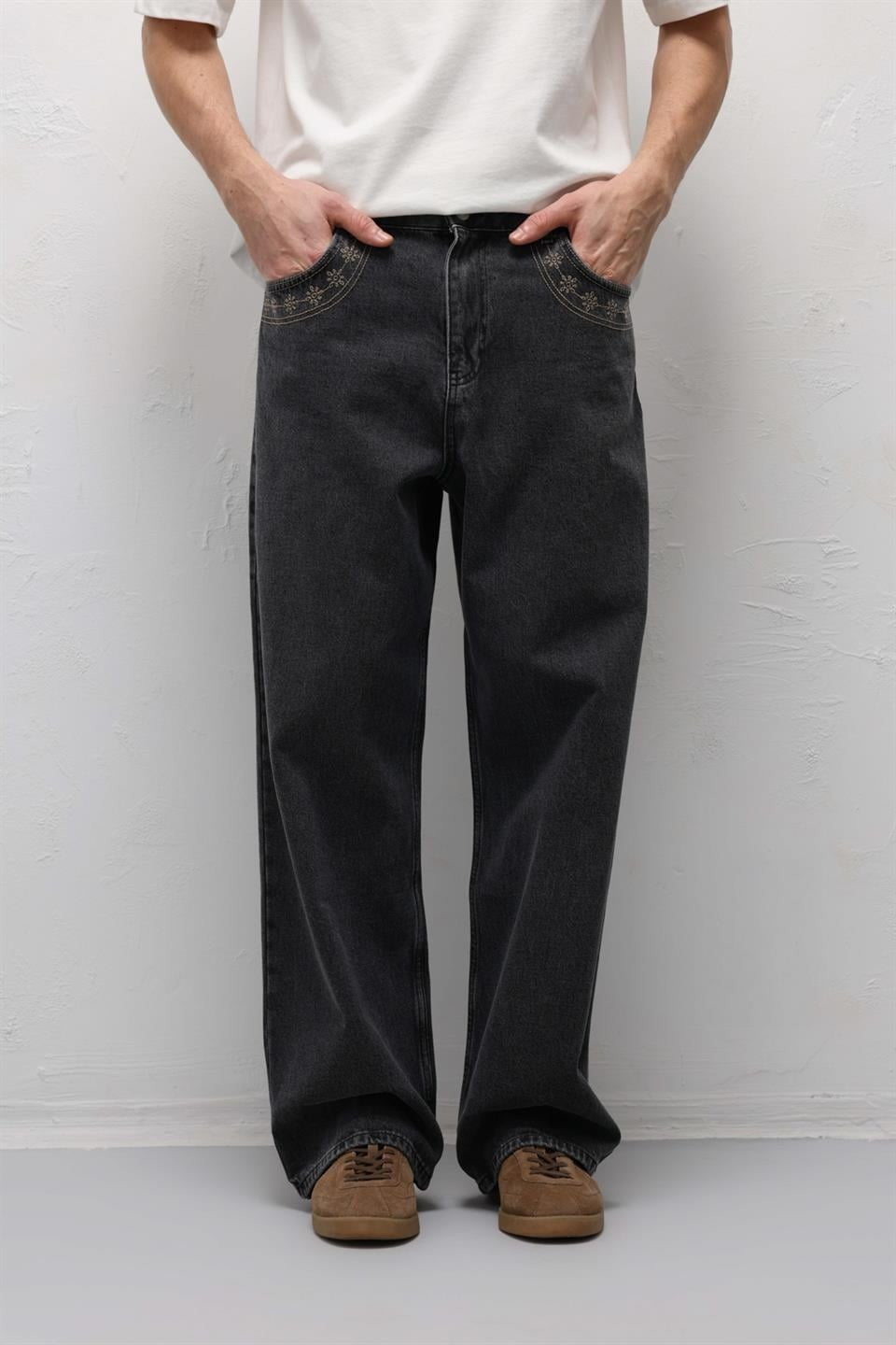 Relaxed-Fit Jeans with Pocket Details