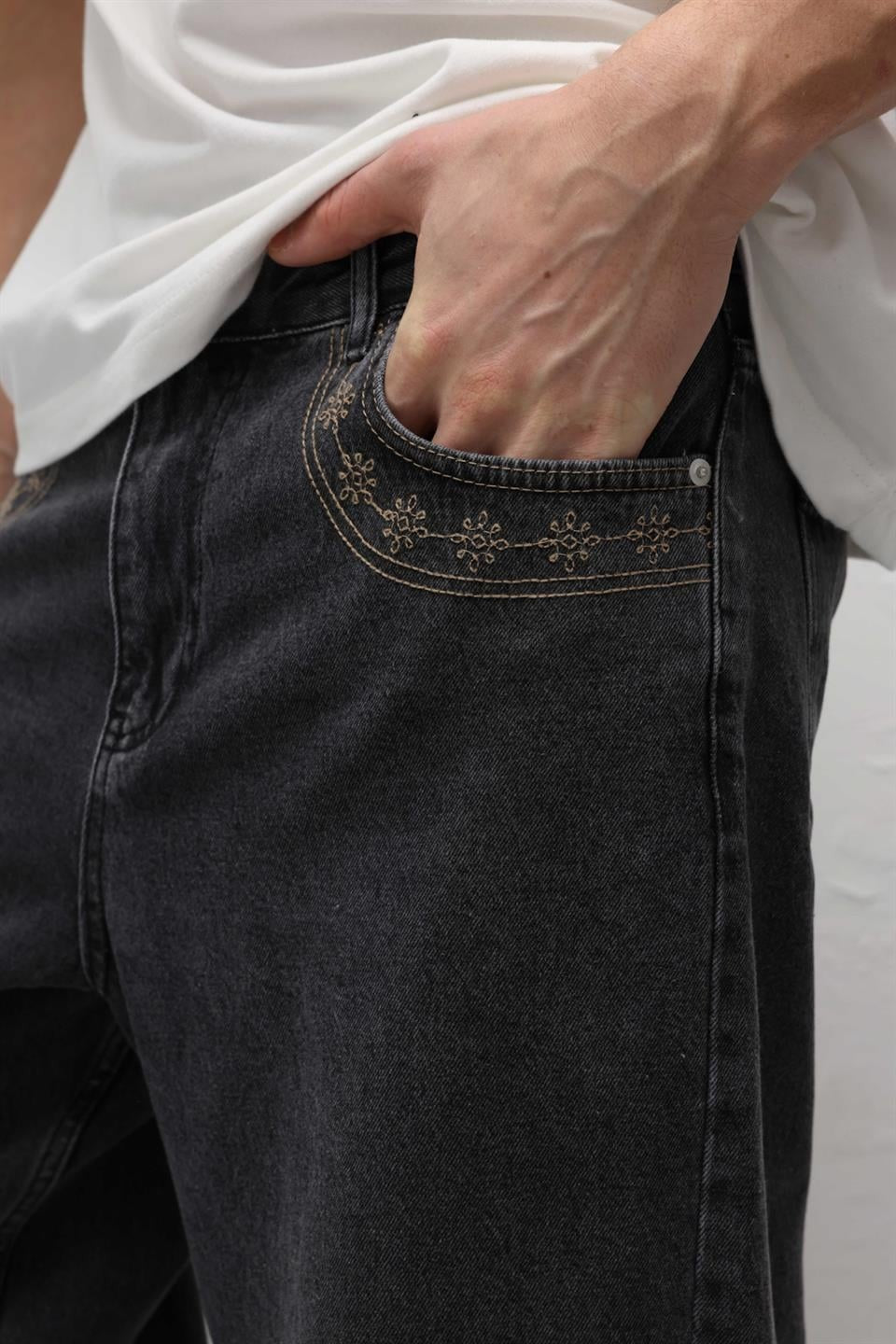 Relaxed-Fit Jeans with Pocket Details