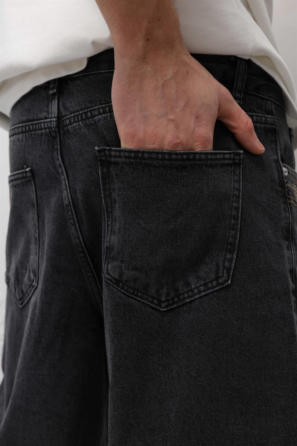 Relaxed-Fit Jeans with Pocket Details