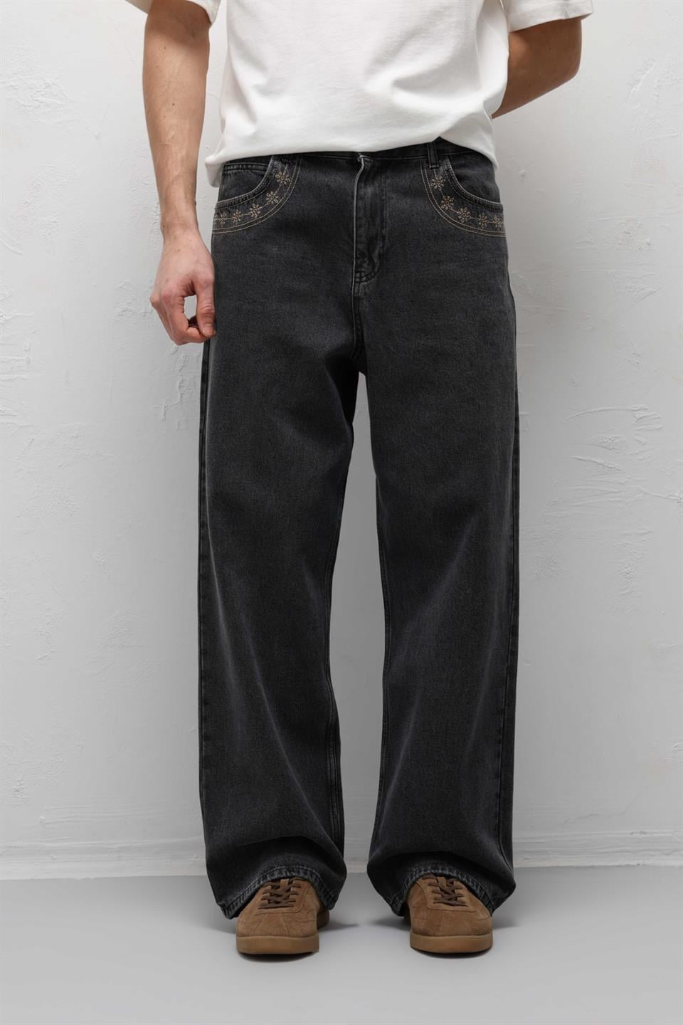 Relaxed-Fit Jeans with Pocket Details