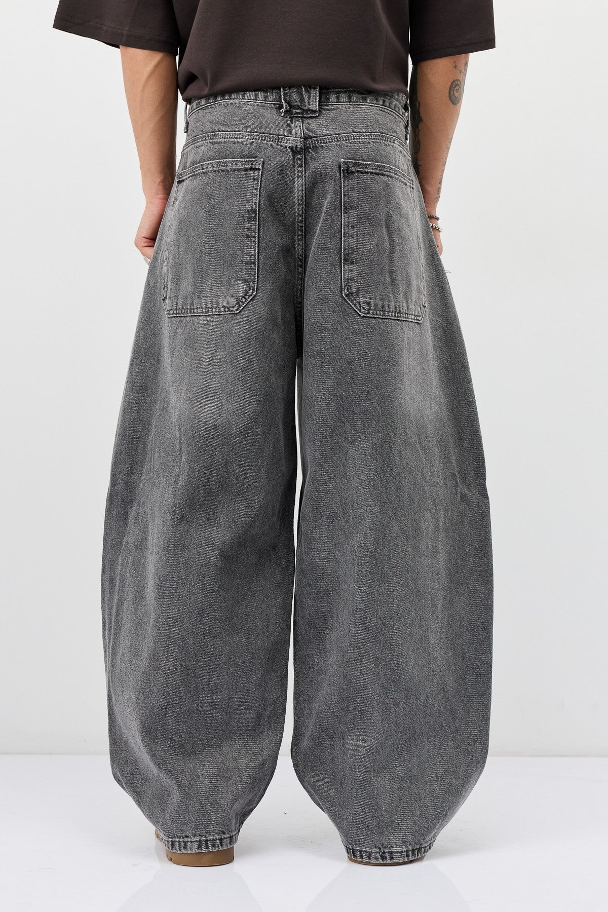 Barrel-Fit Jeans
