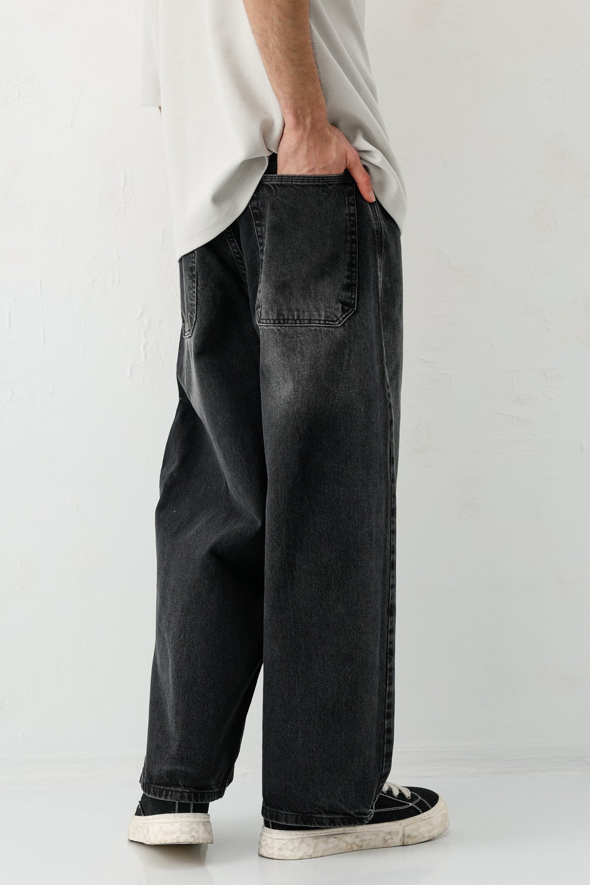 Barrel-Fit Jeans