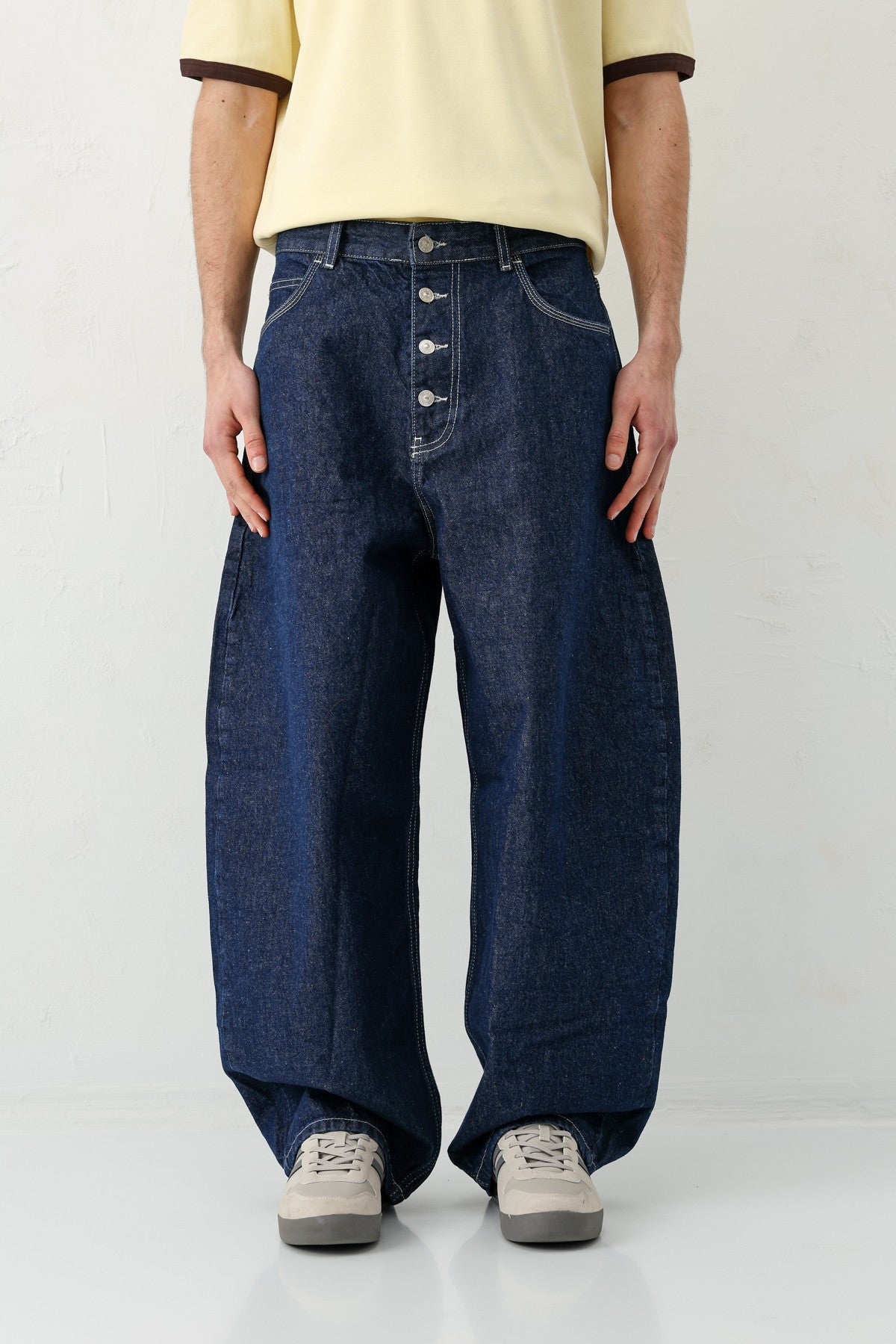Barrel-Fit Jeans