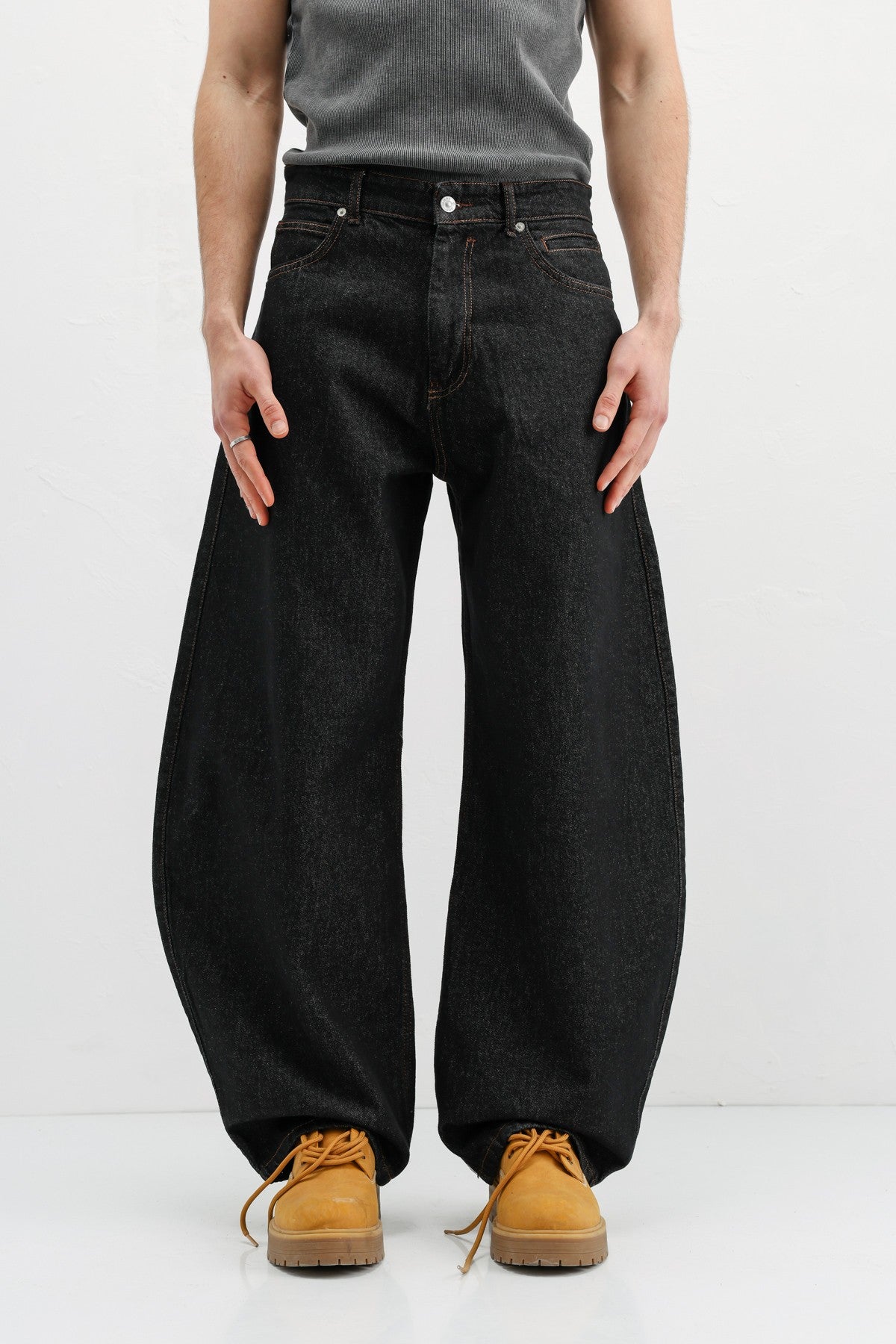 Balloon-Fit Jeans