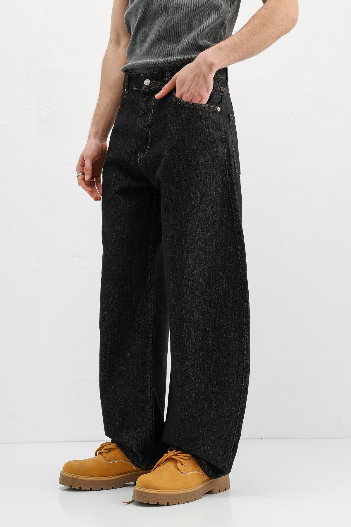Balloon-Fit Jeans