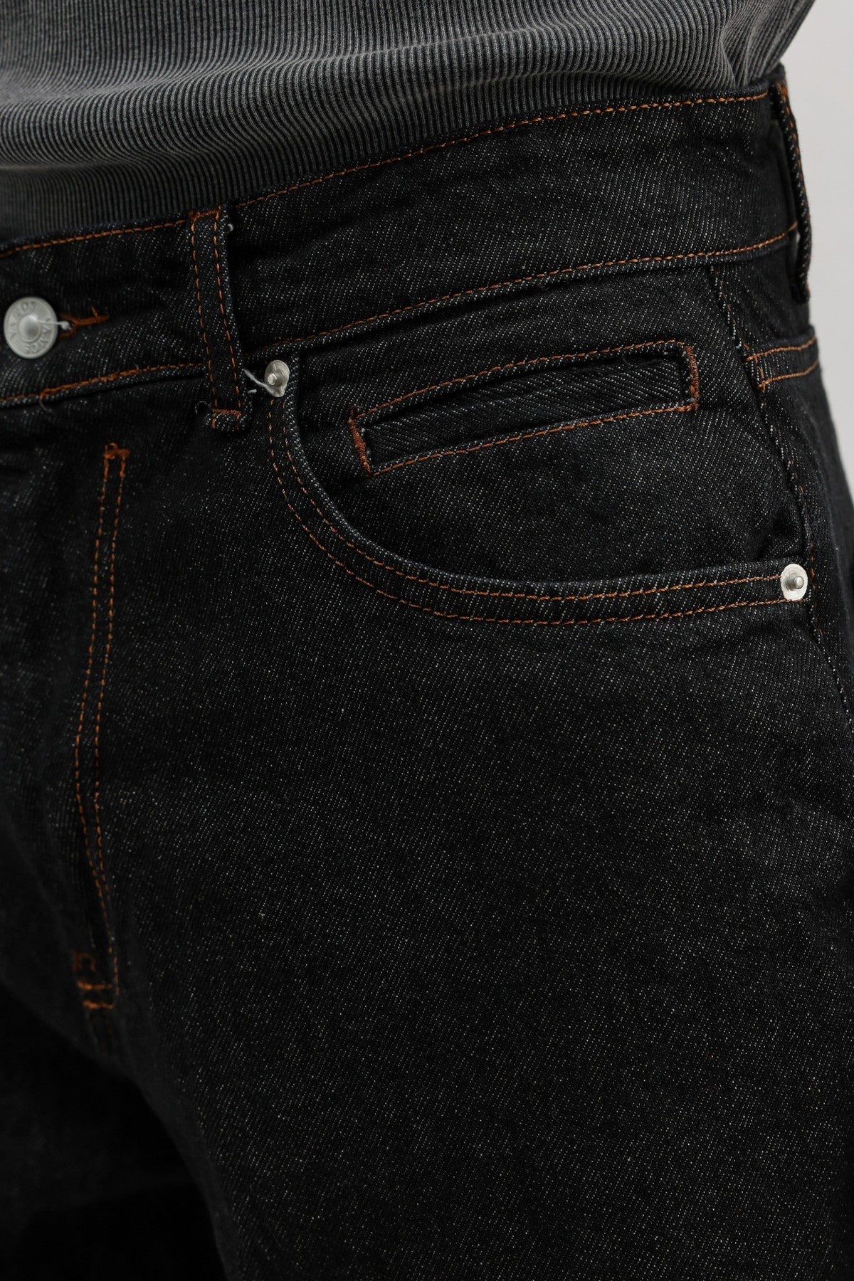 Balloon-Fit Jeans