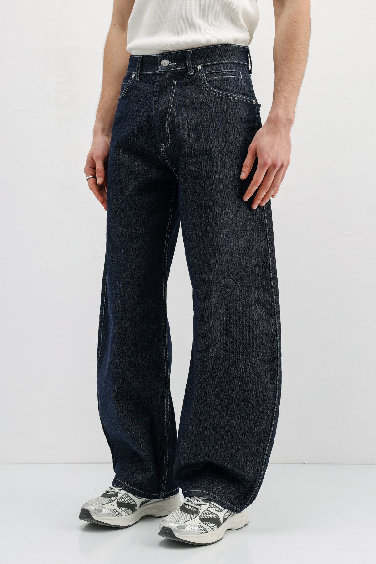 Balloon-Fit Jeans