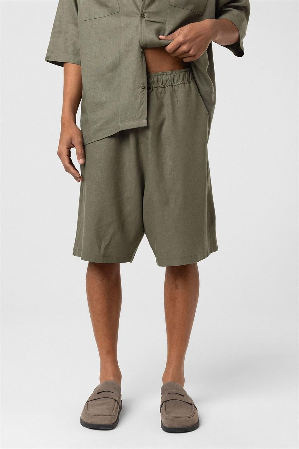 Oversized Double-Pocket Linen Shorts