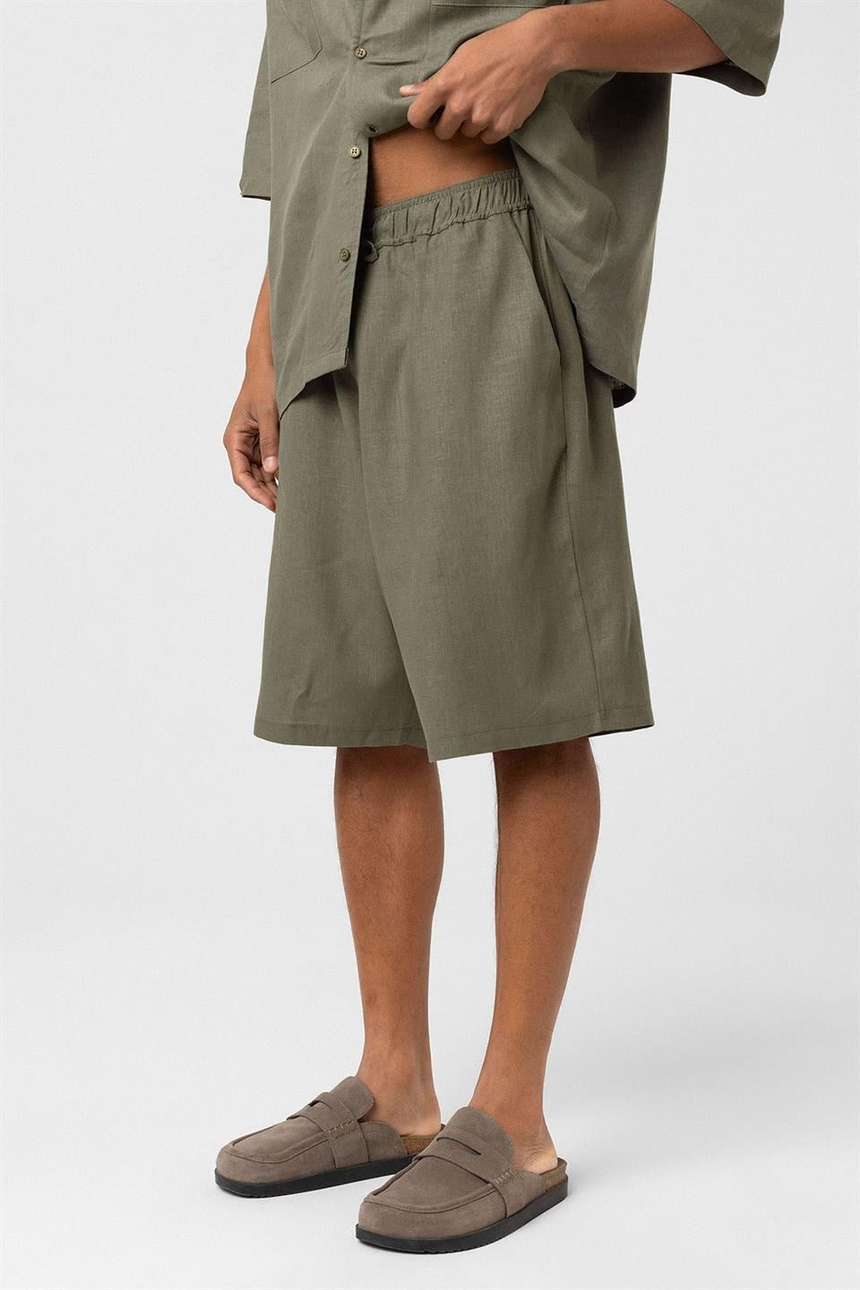Oversized Double-Pocket Linen Shorts