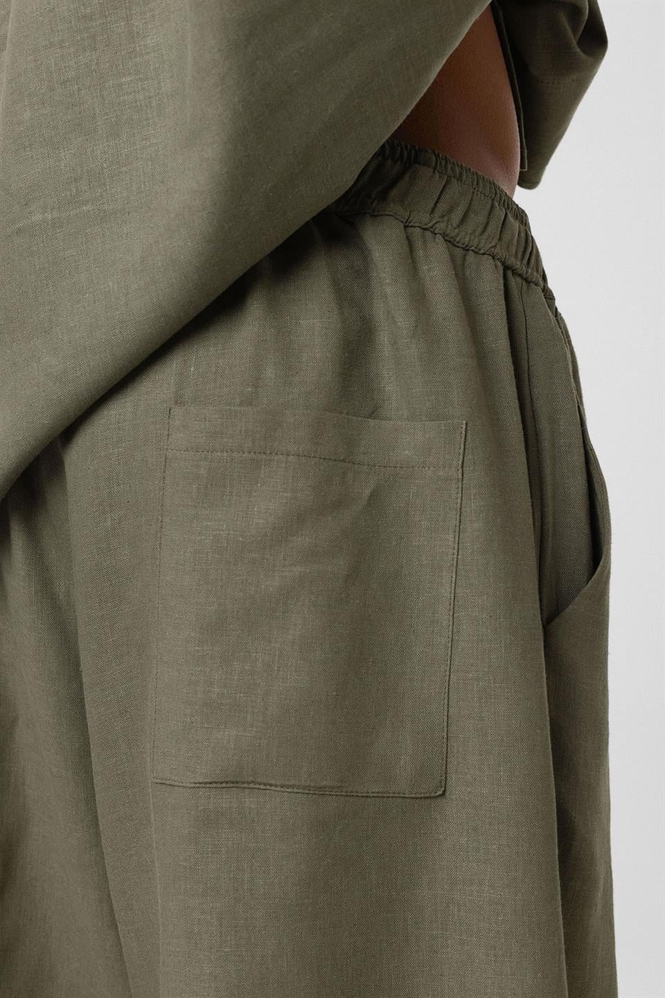 Oversized Double-Pocket Linen Shorts