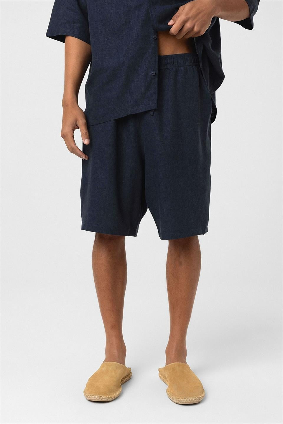 Oversized Double-Pocket Linen Shorts