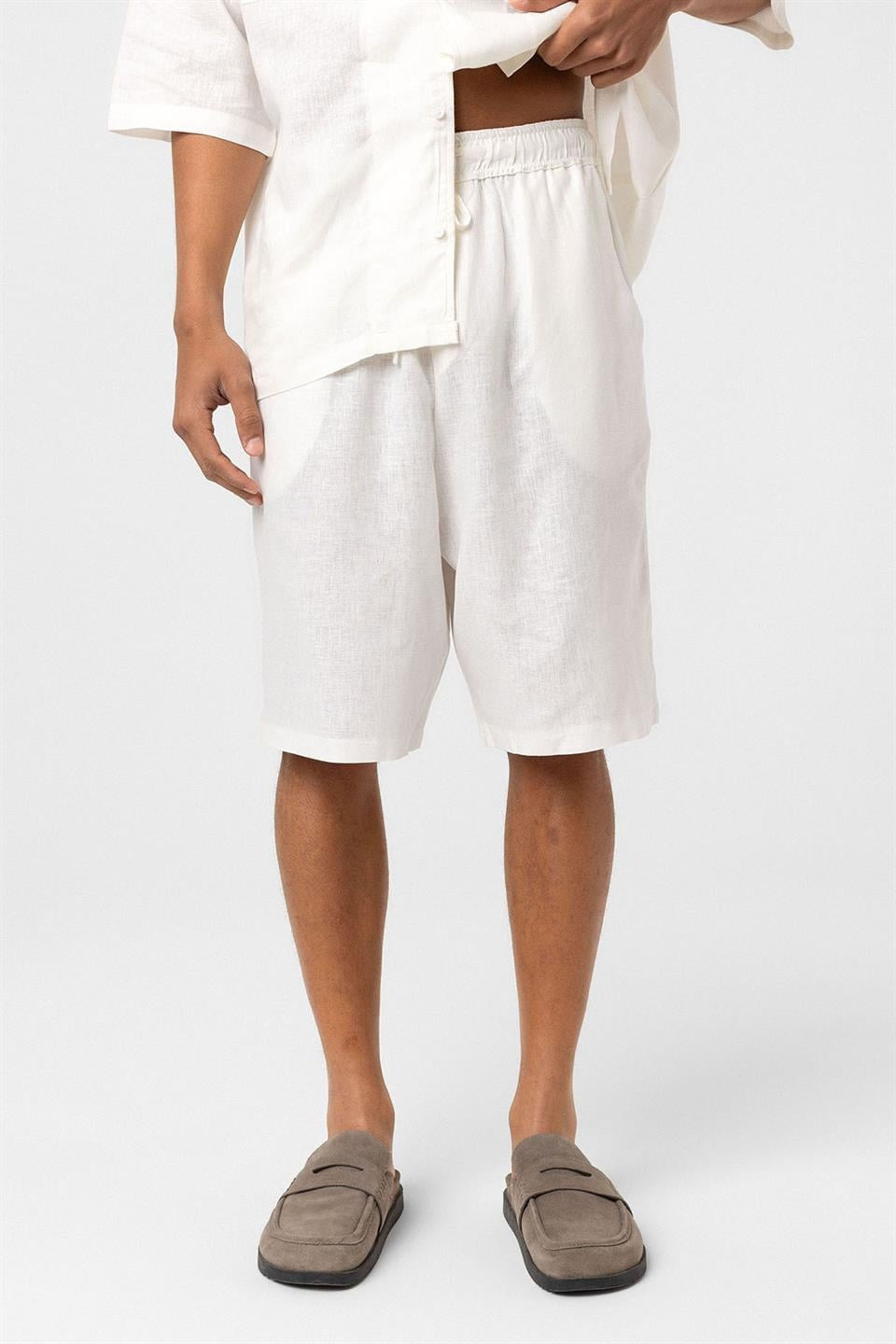 Oversized Double-Pocket Linen Shorts