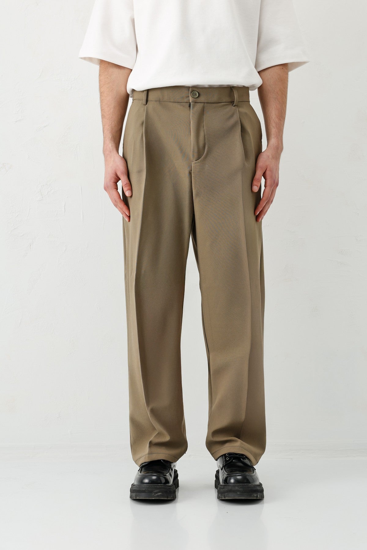 Baggy-Fit Pleated Pants