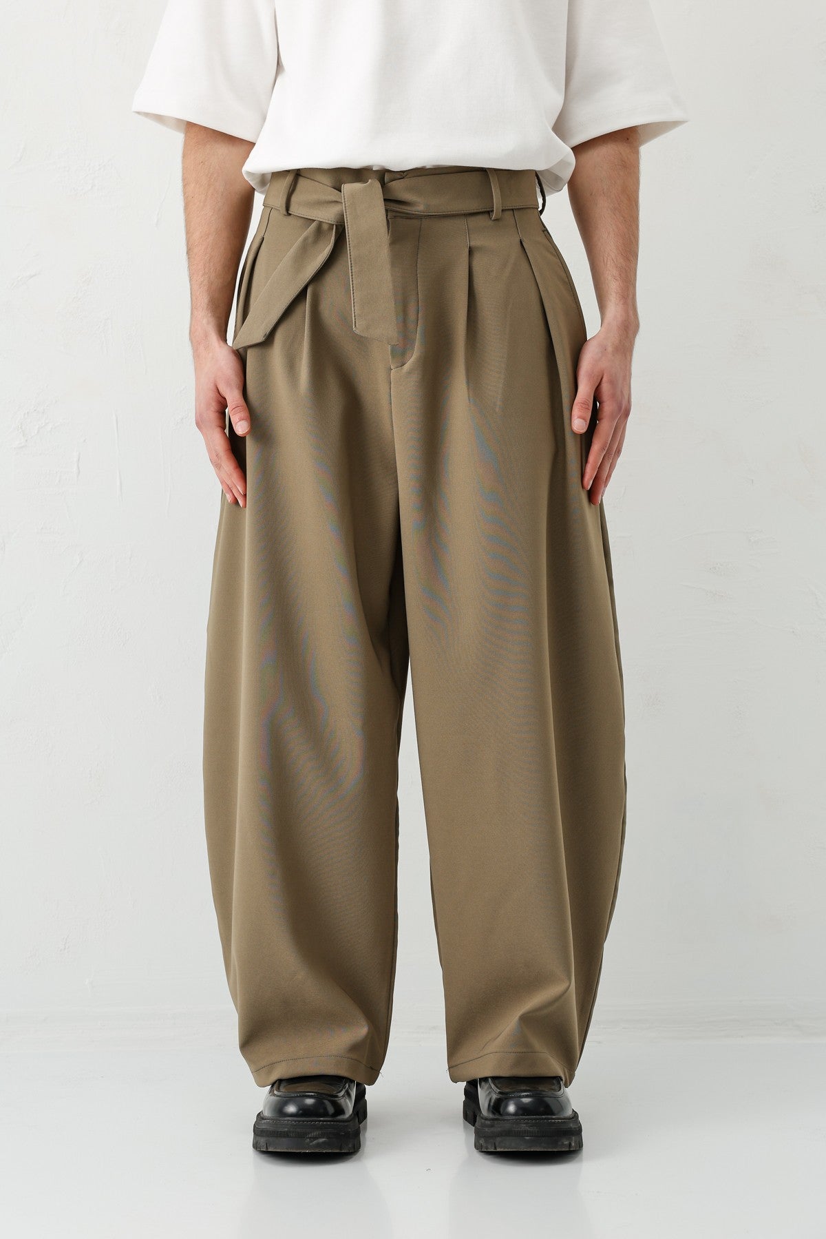 Barrel Fit, Tailored Fit, Belted Pants