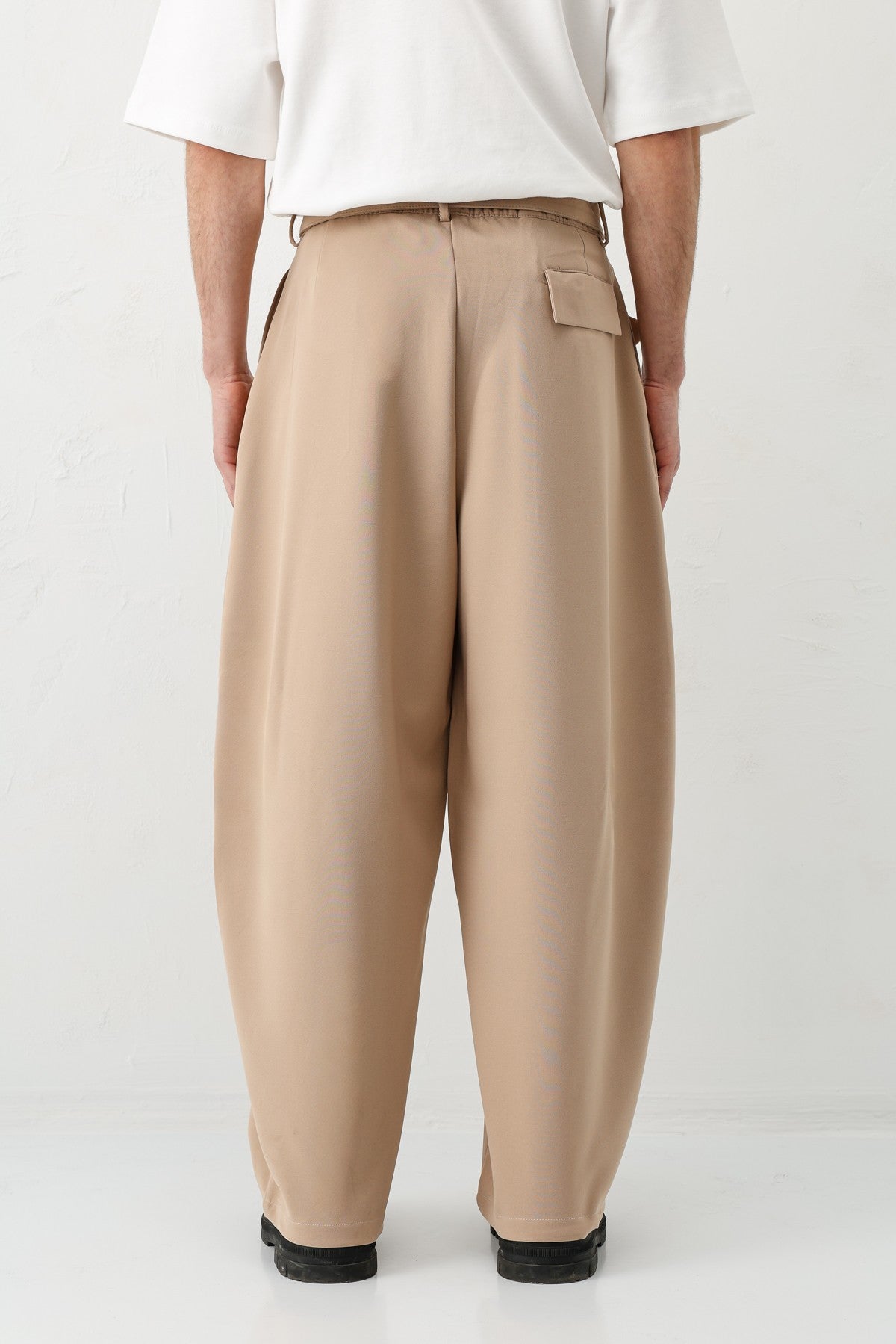 Barrel Fit, Tailored Fit, Belted Pants